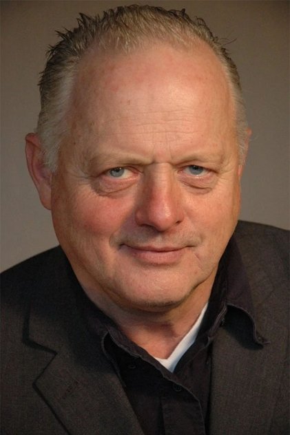 Robert Pugh como Mr. Allen, Master
