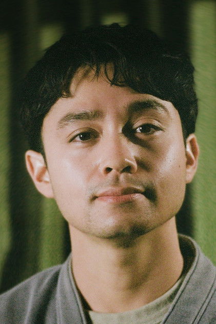 Jordan Mendoza como Crispin