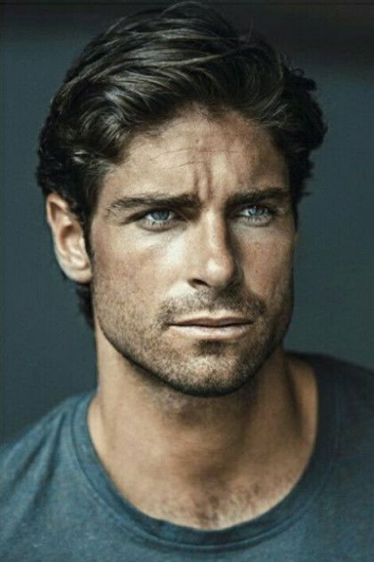 Tom Leeb como Juan Carlos