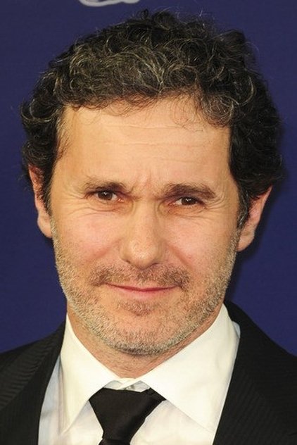 Serge Hazanavicius como Commissioner Vaubour