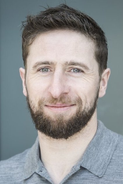 Aaron Monaghan como Dr. Fournet