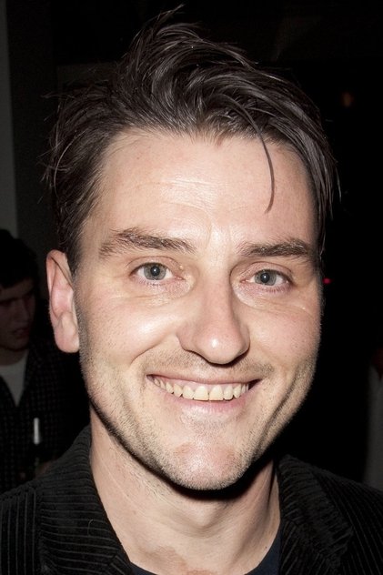 Lee Ross como Thomas