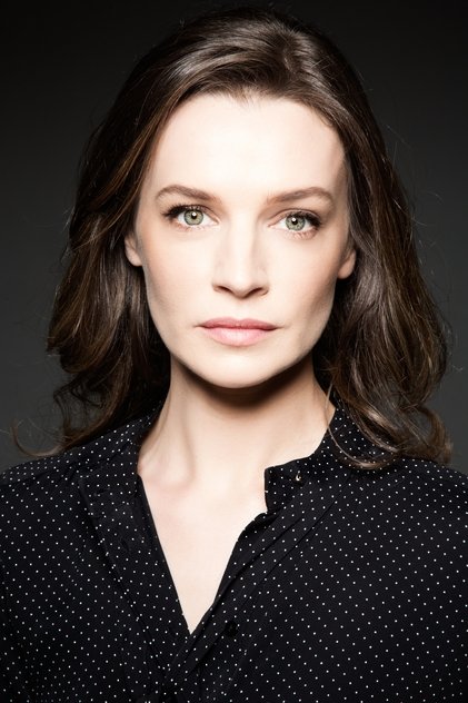 Catherine Walker como Agatha Earnshaw