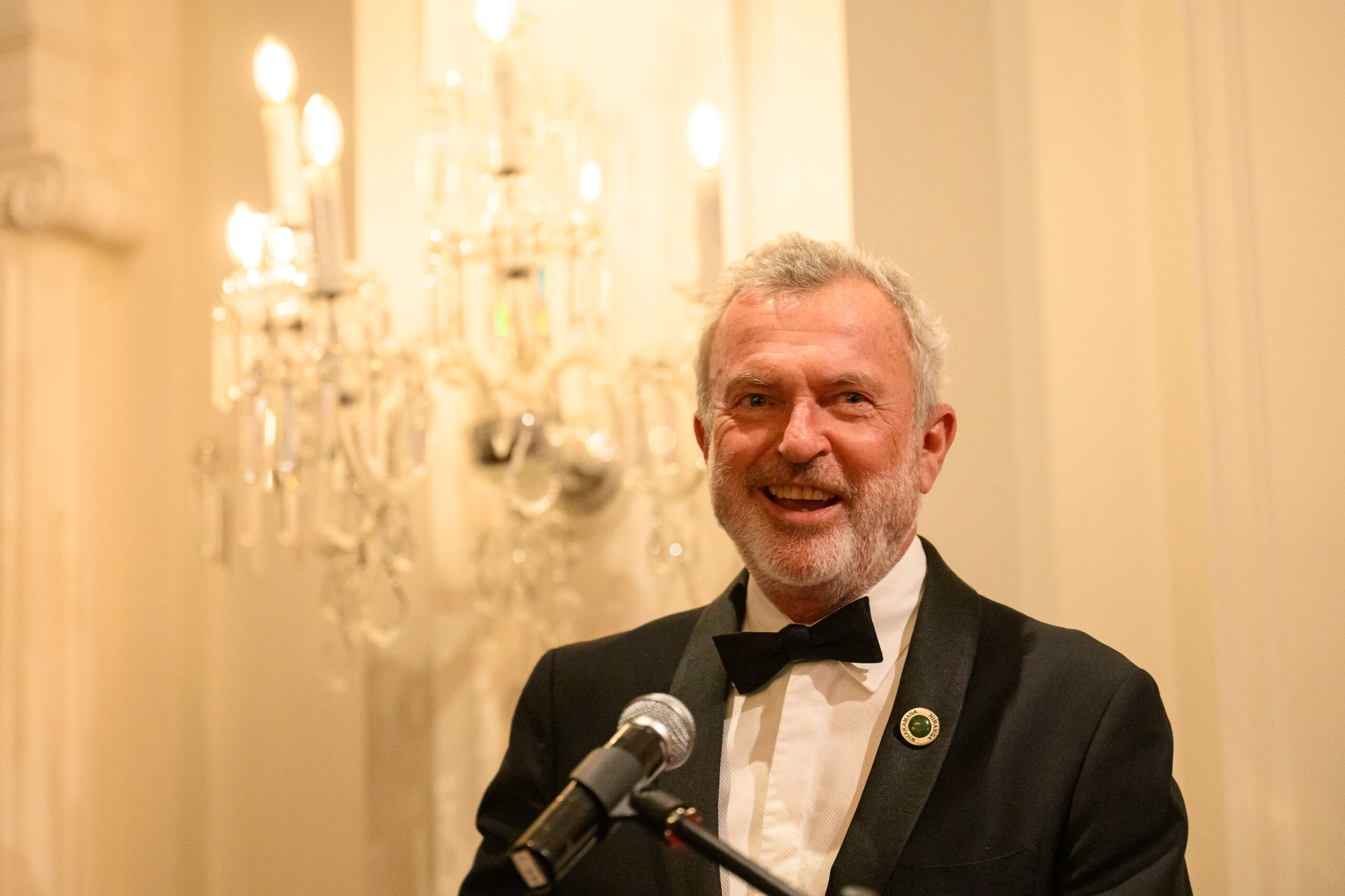 Sam Neill est mort à 78 ans, l&rsquo;acteur que les auteurs choisissaient pour s&rsquo;effacer dans le plan