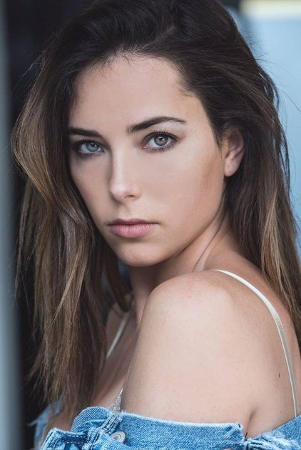 Mariel Molino como Elena Santos