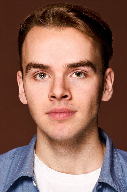 Sam Earle como Tom