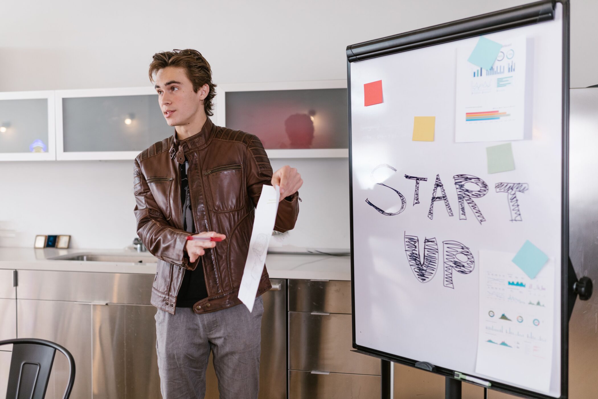 Fundador de una startup presentando su proyecto