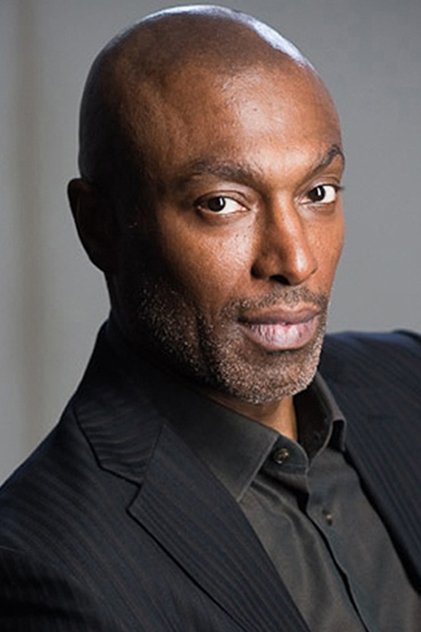 Conrad Coates como Supervisor Abendjor