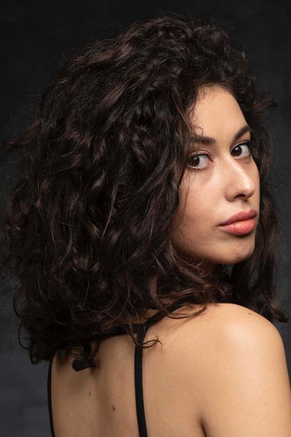 Hande Yılmaz as Ezgi