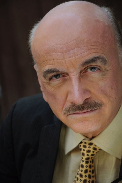 Ruben Rabasa como Tio Walter