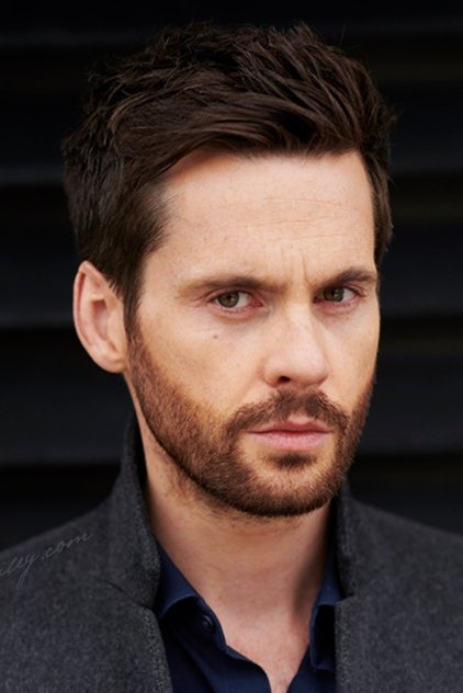 Tom Riley como Neil