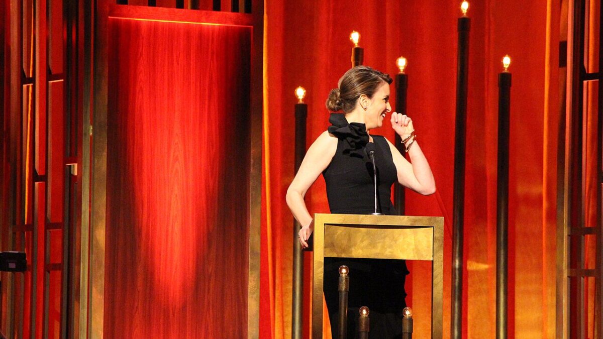 ティナ・フェイ：アメリカコメディの鋭い機械から、Netflixの人間ドラマへ