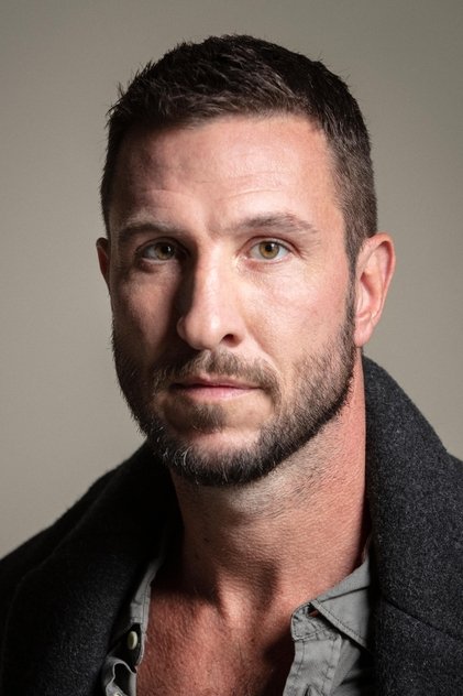 Pablo Schreiber como Dr. Labarthe