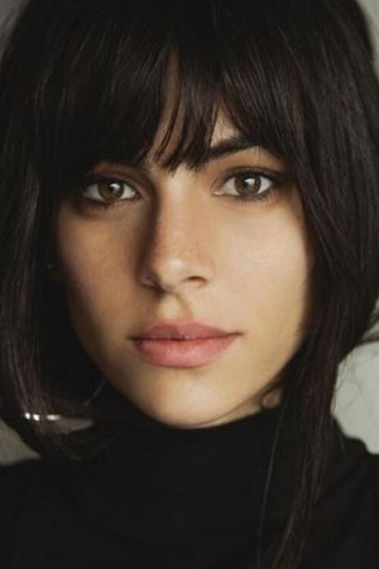 Clara Joly como Laura, friend of Stella