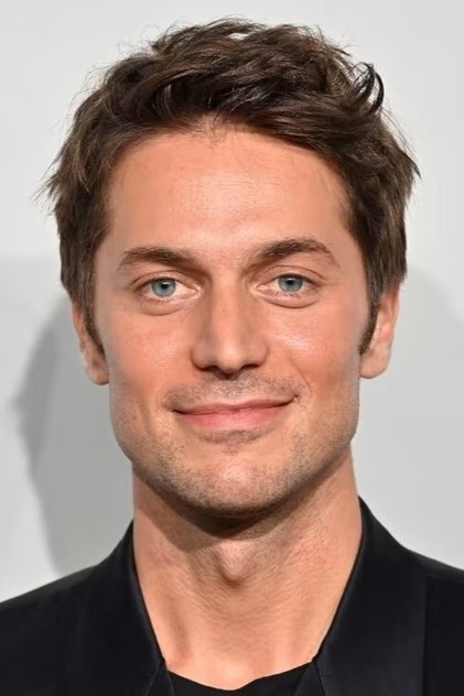 Lucas Bravo como Giorgio