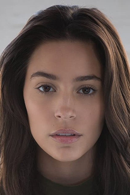 Alexxis Lemire como Aster Flores