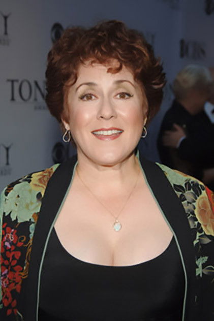 Judy Kaye como Queen Elizabeth / Barbara Cartland