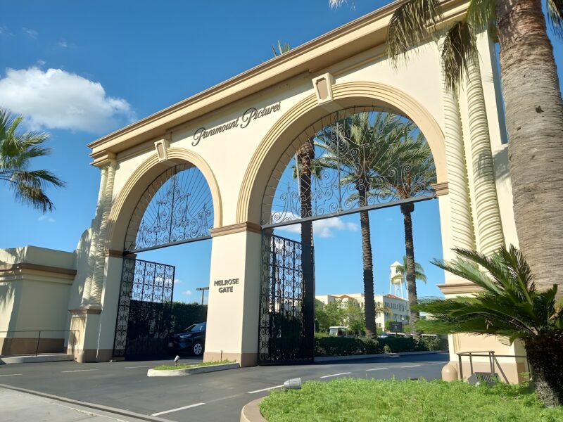 On iki eyalet, Paramount-Warner birleşmesini durdurmak için federal mahkemeye taşıdı