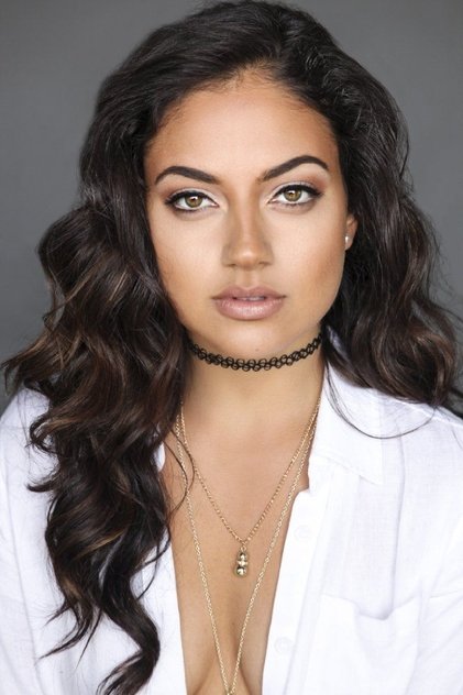 Inanna Sarkis como Alice