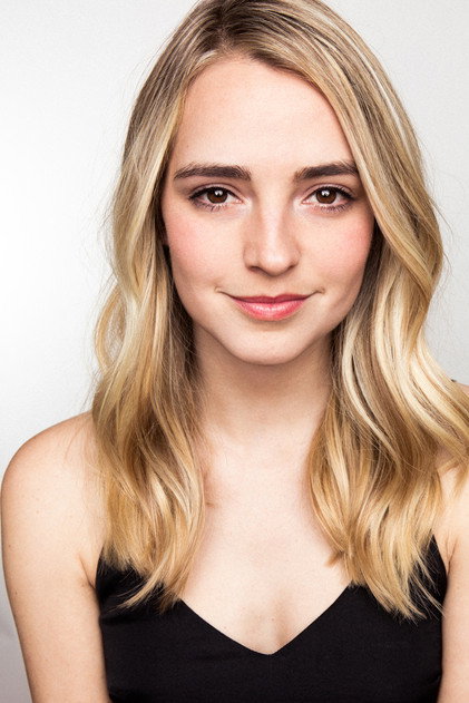 Katelyn Tarver como Natalie
