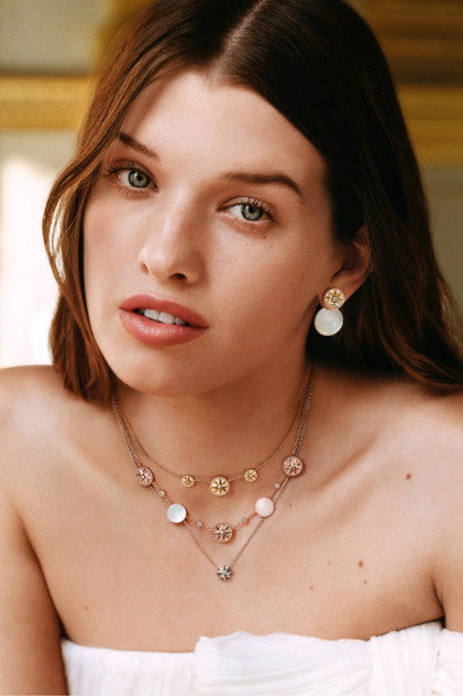 Ever Anderson como Young Natasha