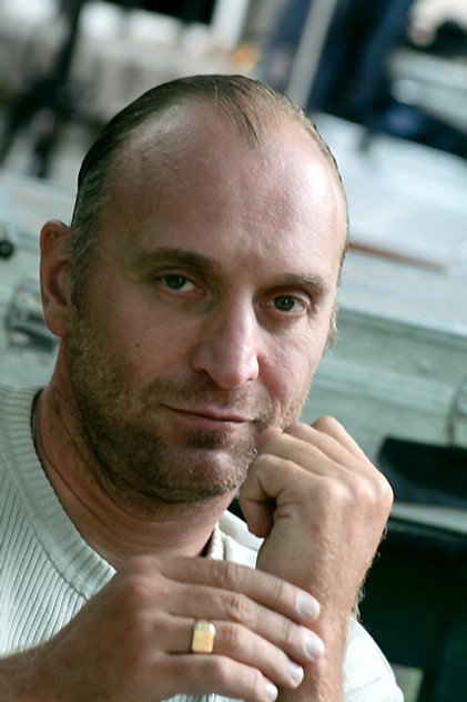 Xavier Gojo como Ferrari Police Officer