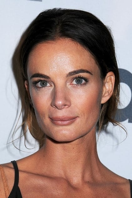 Gabrielle Anwar como Donna