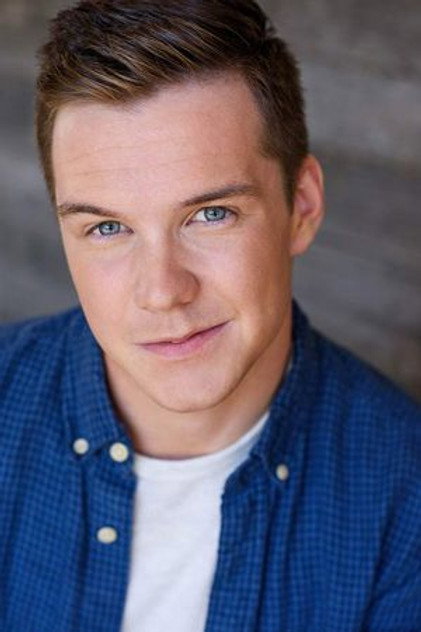 Blake Canning como Steven Crane