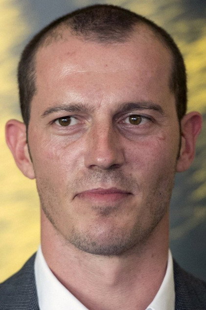 Simon Sears como Mathias