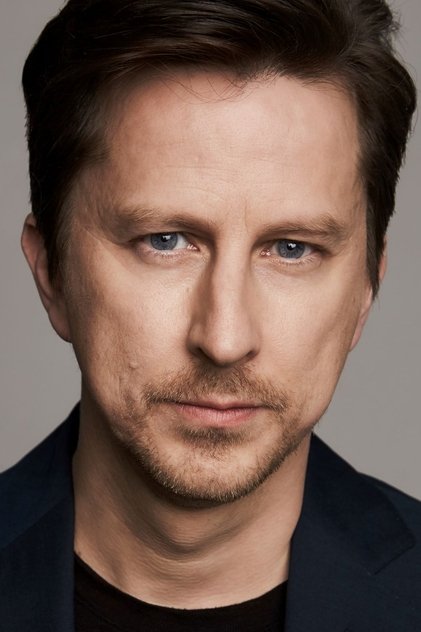 Lee Ingleby como Midshipman Hollom