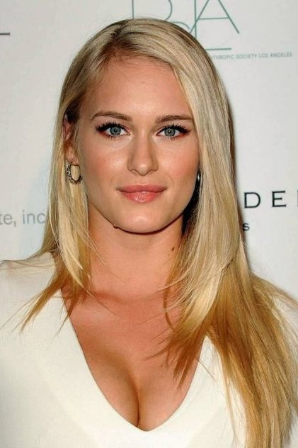 Leven Rambin como Harper Tucker