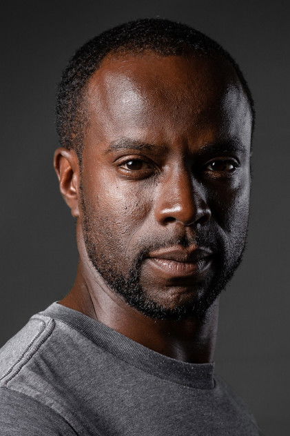Anthony Oseyemi dans le rôle de Prof Kwame