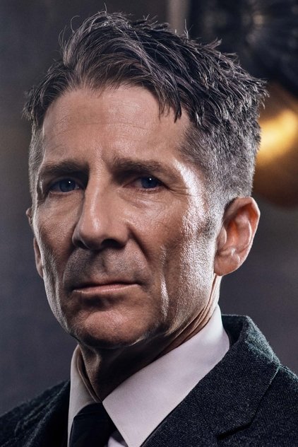 Leland Orser como Charles Moore