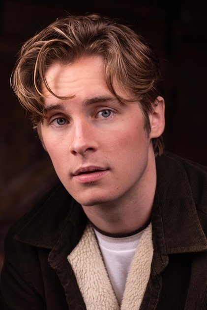 Michael Provost dans le rôle de Jason Smith
