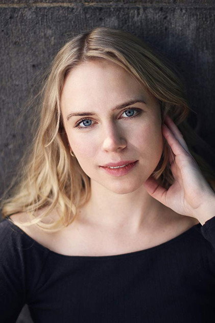 Senie Priti como Karen