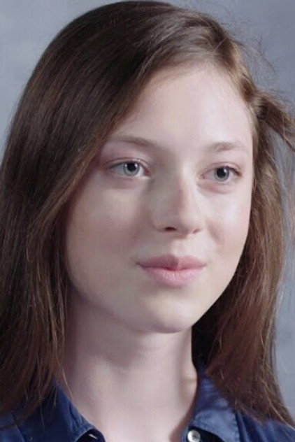 Julia Kuzka como 'Monkey'