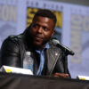 Winston Duke transmet à David Jonsson le manteau de Black Panther avec un seul mot : la grâce
