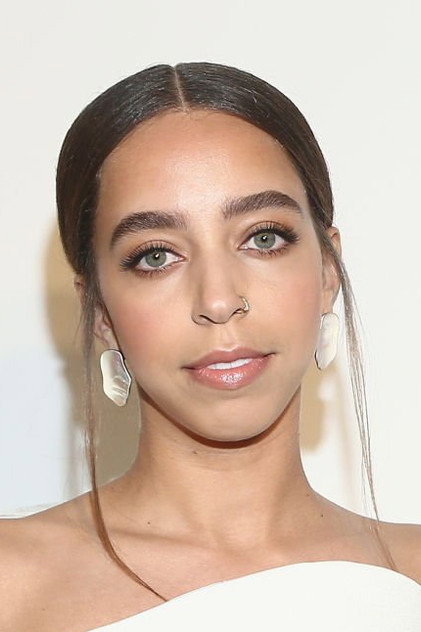 Hayley Law som Allie Tucker