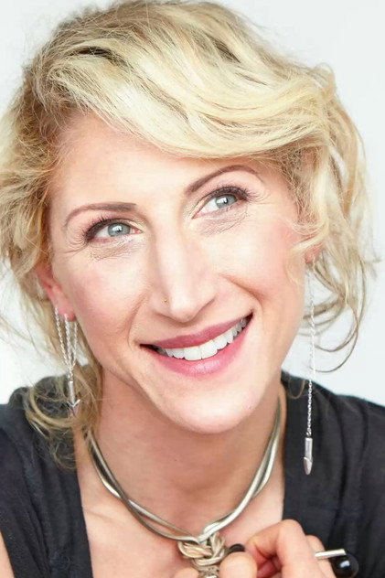 Jessica Banks dans le rôle de Self - Host / Engineering