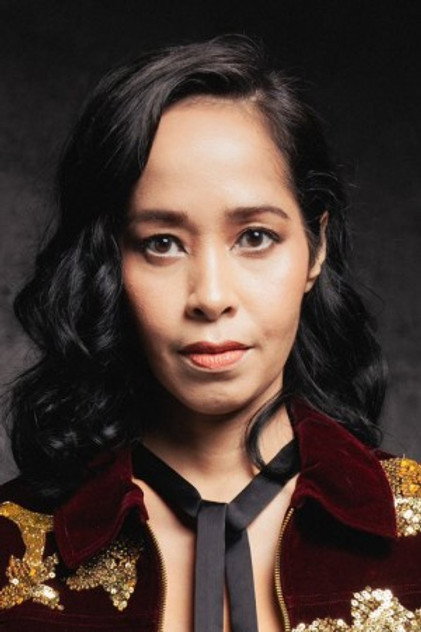 Mian Tiara como Midwife Siti