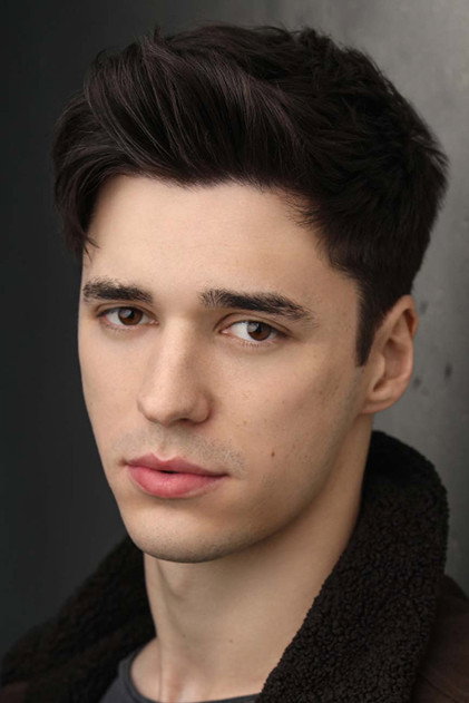 Lachlan Quarmby como Instructor