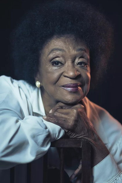 Léa Garcia as Mãe Andinha