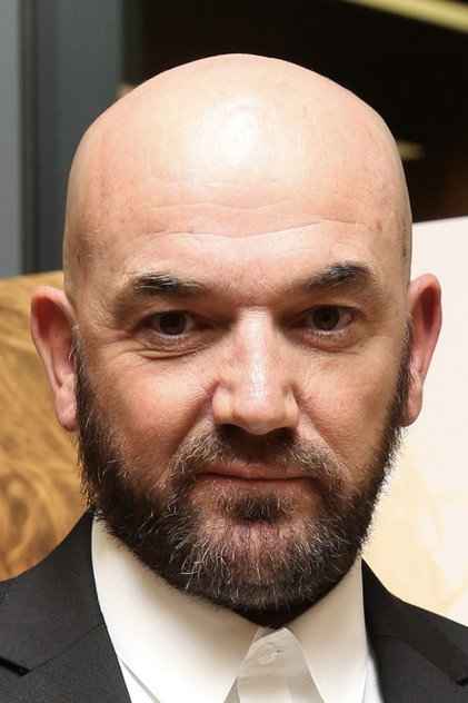 Paul Ireland como Benoit