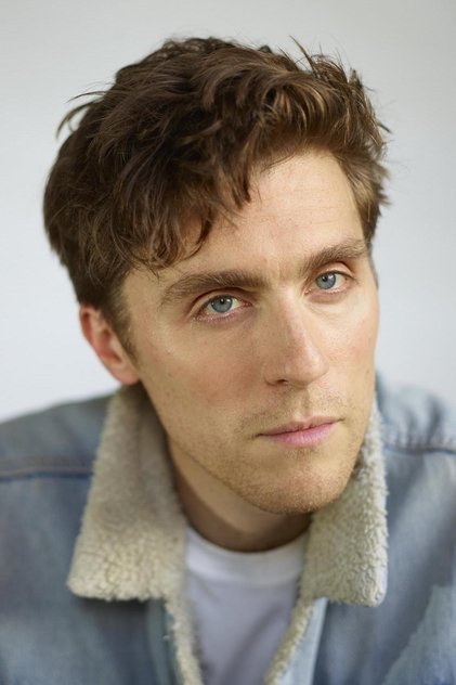 Jack Farthing como Marc