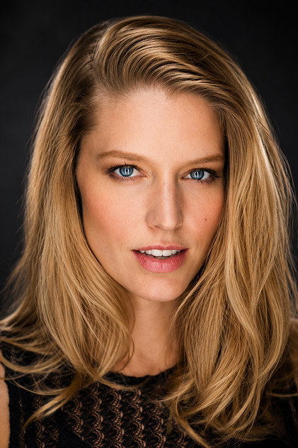 Sarah Brooks como Sarah Yates