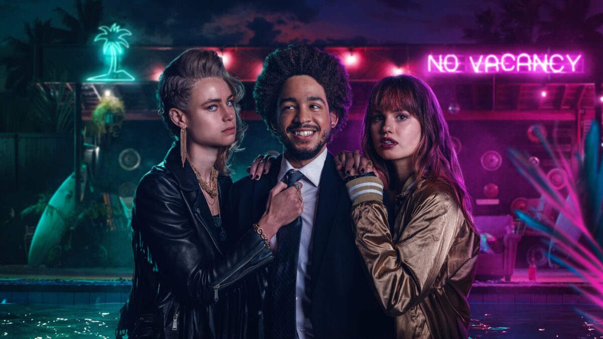 Night teeth: un thriller vampírico sin mordisco