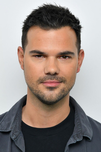 Taylor Lautner como Coach Troy Lambert