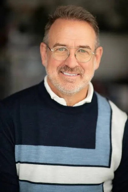 Ian James Corlett în rolul Boomer / Merc / Cake Merc / Baseball Cap Merc (voice)