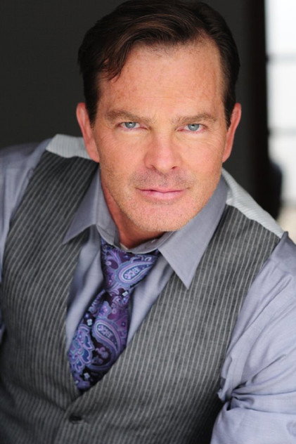 Bobby C. King como Slippery Joe