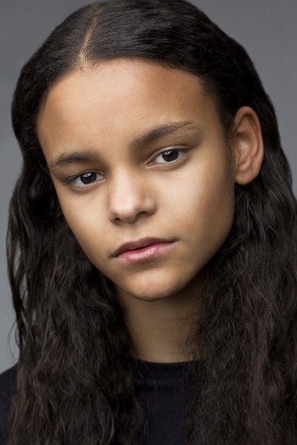 Chloe Lea como Young Estella